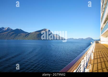 Fahren Sie an einem schönen ruhigen Tag in Richtung Geiranger Fjord mit Blick auf die norwegischen Berge vom offenen Promenadendeck des Schiffes, Norwegen. Stockfoto