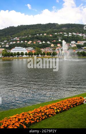 Lille Lungegardsvannet See im Stadtzentrum, der von Blumen umgeben ist und mit einem Brunnen in der Mitte. Bergen, Norwegen. Stockfoto