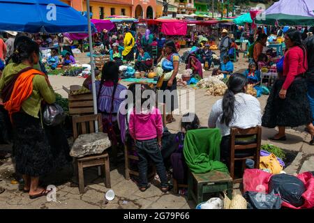 San Juan Chamula, Mexiko - 11. Mai 2014: Menschen auf einem Straßenmarkt in der Stadt San Juan Chamula, in Chiapas, Mexiko. Stockfoto