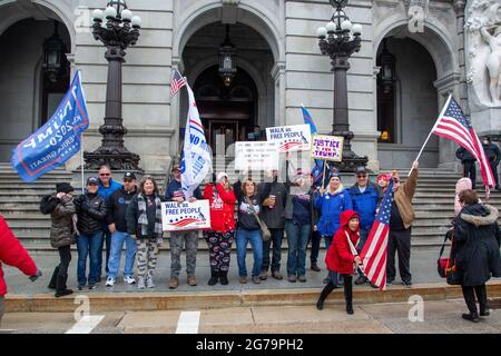 Harrisburg, Usa. Januar 2021. Demonstranten, darunter Sandra Weyer und Pauline Bauer, halten am 5. Januar 2021 in Harrisburg, Pennsylvania, während einer Kundgebung zum „Stoppen des Diebstahls“ Schilder auf. Anhänger von Präsident Donald Trump drängten die Gesetzgeber, die Wahlen während der Kundgebung im Pennsylvania State Capitol zu dezertifizieren. (Foto von Paul Weaver/Sipa USA) Quelle: SIPA USA/Alamy Live News Stockfoto