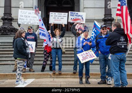 Harrisburg, Usa. Januar 2021. Demonstranten, darunter Sandra Weyer und Pauline Bauer, halten am 5. Januar 2021 in Harrisburg, Pennsylvania, während einer Kundgebung zum „Stoppen des Diebstahls“ Schilder auf. Anhänger von Präsident Donald Trump drängten die Gesetzgeber, die Wahlen während der Kundgebung im Pennsylvania State Capitol zu dezertifizieren. (Foto von Paul Weaver/Sipa USA) Quelle: SIPA USA/Alamy Live News Stockfoto