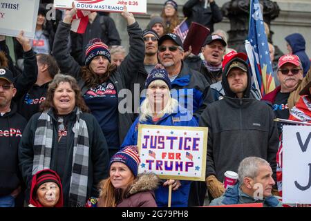 Harrisburg, Usa. Januar 2021. Demonstranten halten während einer Kundgebung „Stoppt den Diebstahl“ in Harrisburg, Pennsylvania, am 5. Januar 2021 Schilder auf. Anhänger von Präsident Donald Trump drängten die Gesetzgeber, die Wahlen während der Kundgebung im Pennsylvania State Capitol zu dezertifizieren. (Foto von Paul Weaver/Sipa USA) Quelle: SIPA USA/Alamy Live News Stockfoto