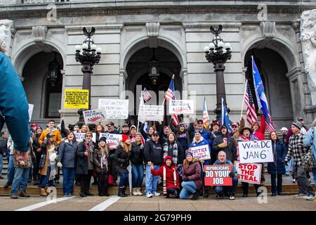 Harrisburg, Usa. Januar 2021. Demonstranten halten während einer Kundgebung „Stoppt den Diebstahl“ in Harrisburg, Pennsylvania, am 5. Januar 2021 Schilder auf. Anhänger von Präsident Donald Trump drängten die Gesetzgeber, die Wahlen während der Kundgebung im Pennsylvania State Capitol zu dezertifizieren. (Foto von Paul Weaver/Sipa USA) Quelle: SIPA USA/Alamy Live News Stockfoto