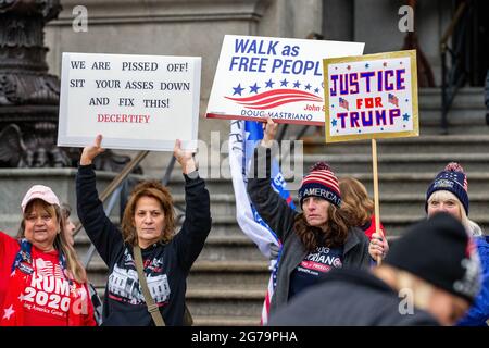 Harrisburg, Usa. Januar 2021. Sandra Weyer (zweite von links) und Pauline Bauer (dritte von links) halten während einer Kundgebung „Stop the Steal“ am 5. Januar 2021 in Harrisburg, Pennsylvania, Zeichen. (Foto von Paul Weaver/Sipa USA) Quelle: SIPA USA/Alamy Live News Stockfoto