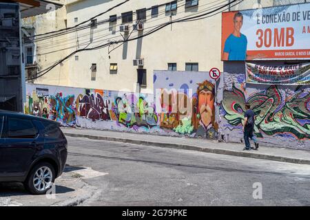 Graffiti im Slum der Favela vidigal - auf dem Weg nach Morro Dois Irmaos (Two Brothers Hill) in Rio de Janeiro, Brasilien - aufgenommen mit leica m10 Stockfoto