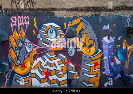 Graffiti im Slum der Favela vidigal - auf dem Weg nach Morro Dois Irmaos (Two Brothers Hill) in Rio de Janeiro, Brasilien - aufgenommen mit leica m10 Stockfoto