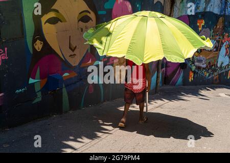 Graffiti im Slum der Favela vidigal - auf dem Weg nach Morro Dois Irmaos (Two Brothers Hill) in Rio de Janeiro, Brasilien - aufgenommen mit leica m10 Stockfoto