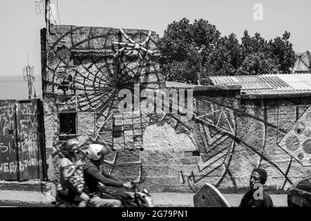 Graffiti im Slum der Favela vidigal - auf dem Weg nach Morro Dois Irmaos (Two Brothers Hill) in Rio de Janeiro, Brasilien - aufgenommen mit leica m10 Stockfoto