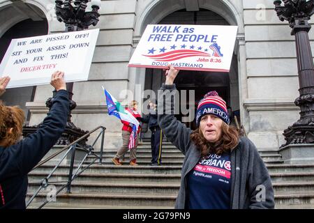 Harrisburg, Usa. Januar 2021. Pauline Bauer hält ein Schild während einer Kundgebung „Stop the Steal“ am 5. Januar 2021 in Harrisburg, Pennsylvania. Anhänger von Präsident Donald Trump drängten die Gesetzgeber, die Wahlen während der Kundgebung im Pennsylvania State Capitol zu dezertifizieren. (Foto von Paul Weaver/Sipa USA) Quelle: SIPA USA/Alamy Live News Stockfoto