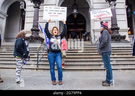 Harrisburg, Usa. Januar 2021. Sandra Weyer und Pauline Bauer halten am 5. Januar 2021 bei einer Kundgebung „Stop the Steal“ in Harrisburg, Pennsylvania, Zeichen. Anhänger von Präsident Donald Trump drängten die Gesetzgeber, die Wahlen während der Kundgebung im Pennsylvania State Capitol zu dezertifizieren. (Foto von Paul Weaver/Sipa USA) Quelle: SIPA USA/Alamy Live News Stockfoto