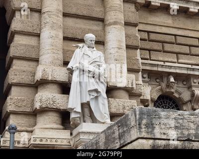 Statue des Juristen Gian Domenico Romagnosi, aufgestellt am Eingang des Palazzo di Giustizia in Rom, bekannt als "il Palazzacio", Sitz des Hofes Stockfoto