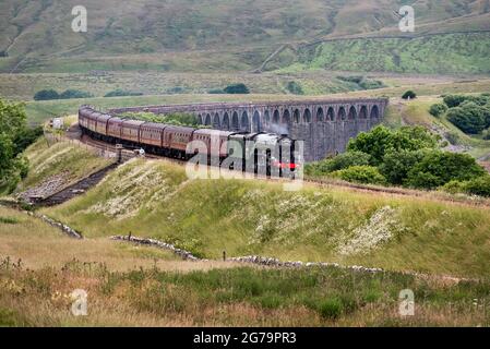 Der Flying Scotsman überquert das Ribblehead Viadukt mit dem Dampfspecial „The Waverley“, 11. Juli 2021. Stockfoto