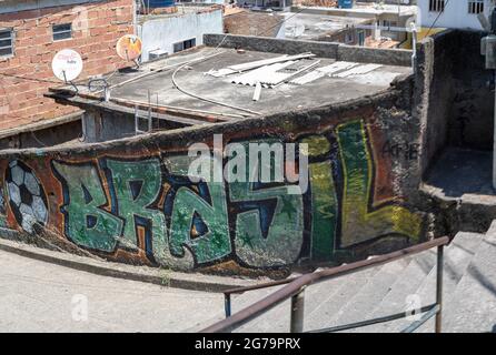 Graffiti im Slum der Favela vidigal - auf dem Weg nach Morro Dois Irmaos (Two Brothers Hill) in Rio de Janeiro, Brasilien - aufgenommen mit leica m10 Stockfoto