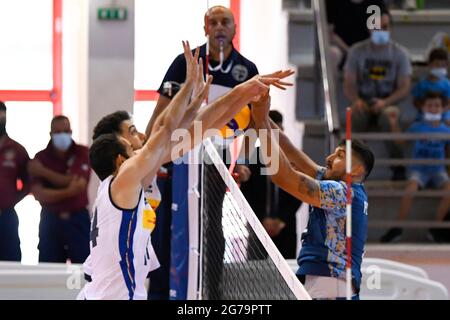 Cisterna Di Latina, Italien. Juli 2021. Italien gegen Argentinien beim Testspiel Volley, bevor es zu den Olympischen Spielen in Tokio beim Palazzetto dello Sport (Cisterna di Latina) aufbruch. (Foto von Domenico Cippitelli/Pacific Press) Quelle: Pacific Press Media Production Corp./Alamy Live News Stockfoto