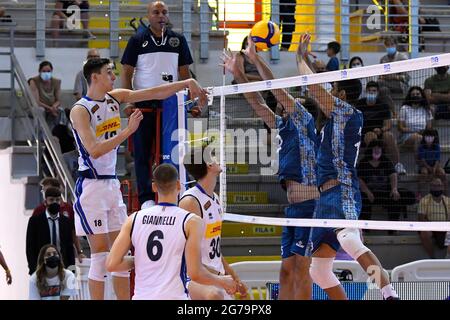 Cisterna Di Latina, Italien. Juli 2021. Italien gegen Argentinien beim Testspiel Volley, bevor es zu den Olympischen Spielen in Tokio beim Palazzetto dello Sport (Cisterna di Latina) aufbruch. (Foto von Domenico Cippitelli/Pacific Press) Quelle: Pacific Press Media Production Corp./Alamy Live News Stockfoto