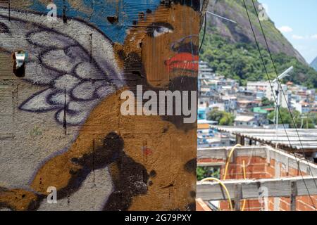 Graffiti im Slum der Favela vidigal - auf dem Weg nach Morro Dois Irmaos (Two Brothers Hill) in Rio de Janeiro, Brasilien - aufgenommen mit leica m10 Stockfoto