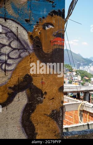 Graffiti im Slum der Favela vidigal - auf dem Weg nach Morro Dois Irmaos (Two Brothers Hill) in Rio de Janeiro, Brasilien - aufgenommen mit leica m10 Stockfoto