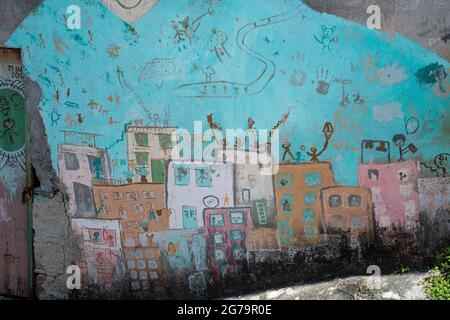 Graffiti im Slum der Favela vidigal - auf dem Weg nach Morro Dois Irmaos (Two Brothers Hill) in Rio de Janeiro, Brasilien - aufgenommen mit leica m10 Stockfoto