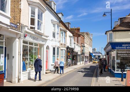 Farbenfrohe Geschäfte im Stadtzentrum von Harbour Street Whitstable Kent England GB Europa Stockfoto