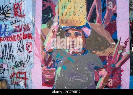Graffiti im Slum der Favela vidigal - auf dem Weg nach Morro Dois Irmaos (Two Brothers Hill) in Rio de Janeiro, Brasilien - aufgenommen mit leica m10 Stockfoto