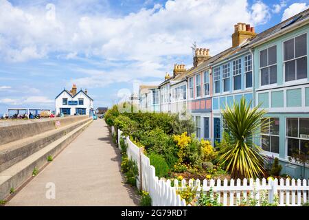 Eine Reihe von farbenfrohen Immobilien am Meer auf der Marine Terrace Whitstable, Kent, Old Neptune Pub und Ferienhäuser in Whitstable Kent England GB Europa Stockfoto