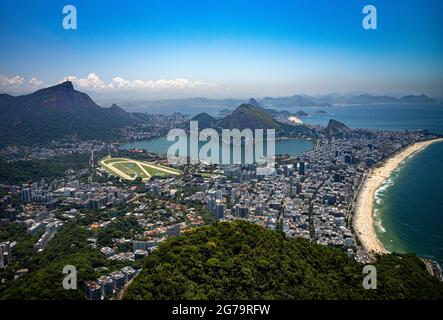 Die malerische Aussicht auf den Strand von Ipanema/Leblon und die Lagoa Rodrigo de Freitas vom Gipfel des Dois Irmaos Two Brothers Mountain in Rio de Janeiro, Brasilien Stockfoto