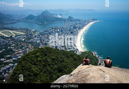 Die malerische Aussicht auf den Strand von Ipanema/Leblon und die Lagoa Rodrigo de Freitas vom Gipfel des Dois Irmaos Two Brothers Mountain in Rio de Janeiro, Brasilien Stockfoto