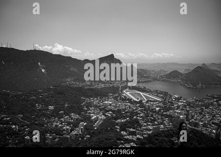 Die malerische Aussicht auf den Strand von Ipanema/Leblon und die Lagoa Rodrigo de Freitas vom Gipfel des Dois Irmaos Two Brothers Mountain in Rio de Janeiro, Brasilien Stockfoto