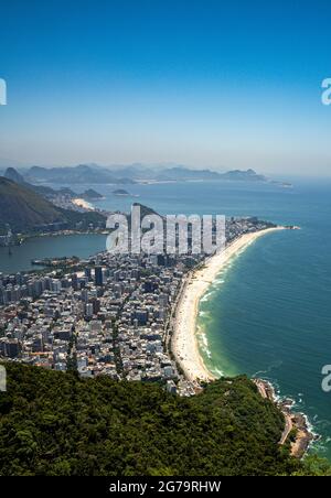 Die malerische Aussicht auf den Strand von Ipanema/Leblon und die Lagoa Rodrigo de Freitas vom Gipfel des Dois Irmaos Two Brothers Mountain in Rio de Janeiro, Brasilien Stockfoto