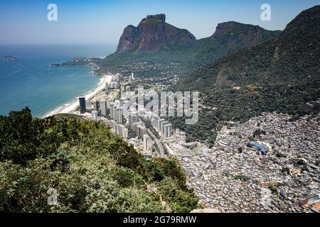 Panoramablick auf das Viertel SÃ£o Conrado, Pedra da Gávea (Gávea Rock) und Rocinha Slum von Morro Dois IrmÃ£os (Hill Two Brothers) - Rio de Janeiro, Brasilien Stockfoto