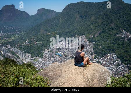 Erhöhter Blick von der Klippe des Hügels zweier Brüder (dos irmaos) mit der leica m10 über die Rocinha Favela - dichtes Slum voller Ziegelhäuser - in Rio de Janeiro, Brasilien, von der Spitze des Dois Irmaos Berges. Stockfoto