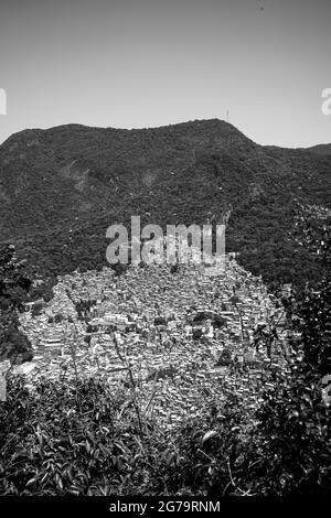 Erhöhter Blick von der Klippe des Hügels zweier Brüder (dos irmaos) mit der leica m10 über die Rocinha Favela - dichtes Slum voller Ziegelhäuser - in Rio de Janeiro, Brasilien, von der Spitze des Dois Irmaos Berges. Stockfoto