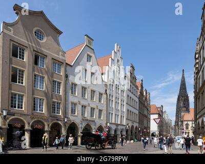 Giebelhäuser in der Prinzipalmarkt Straße mit St. Lamberti Kirche hinten, Münster, Nordrhein-Westfalen, Deutschland, Europa Stockfoto