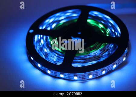 Mischung aus blauer und grüner Farbe von Spule des LED-Lichtstreifens Stockfoto
