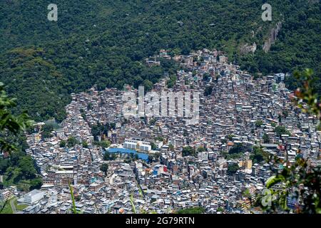 Luftaufnahme von Favela da Rocinha, dem größten Slum Brasiliens auf dem Berg in Rio de Janeiro Stockfoto