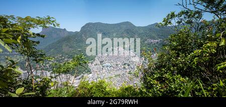 100.000 Einwohner in der größten Favela Rocinha in Rio de Janeiro und der Welt Stockfoto