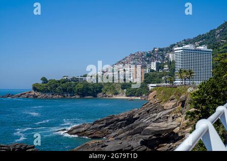 Blick auf das Vidigal Slum und das Sheraton Hotel vor dem Strand Stockfoto