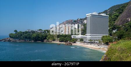 Blick auf das Vidigal Slum und das Sheraton Hotel vor dem Strand Stockfoto