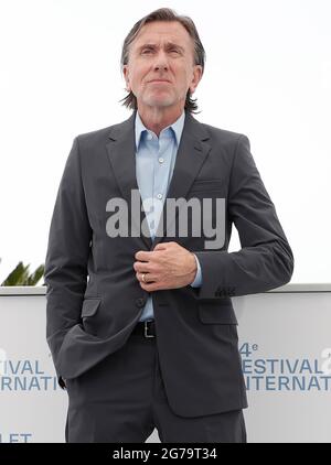 (210712) -- CANNES, 12. Juli 2021 (Xinhua) -- Schauspieler Tim Roth posiert während der Fotoaufnahme für den Film „Bergman Island“ beim 74. Jährlichen Filmfestival in Cannes, Frankreich, 12. Juli 2021. (Xinhua) Stockfoto