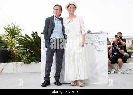 (210712) -- CANNES, 12. Juli 2021 (Xinhua) -- der Schauspieler Tim Roth und die Schauspielerin Vicky Krieps posieren während der Fotoaufnahme für den Film „Bergman Island“ beim 74. Jährlichen Filmfestival in Cannes, Frankreich, 12. Juli 2021. (Xinhua) Stockfoto