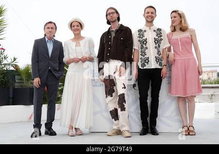 (210712) -- CANNES, 12. Juli 2021 (Xinhua) -- Tim Roth, Vicky Krieps, Hampus Nordenson, anders Danielsen Lie und die Regisseurin Mia Hansen-Love (L-R) posieren während der Fotoaufnahme für den Film „Bergman Island“ auf den 74. Jährlichen Filmfestspielen in Cannes, Frankreich, 12. Juli 2021. (Xinhua) Stockfoto