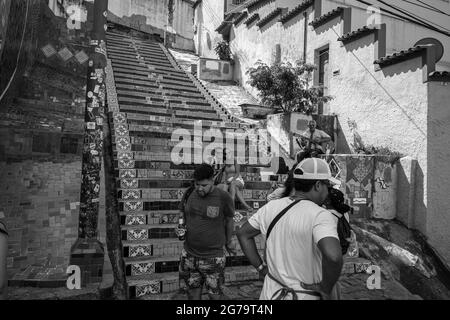 Die Selaron-Stufen (oder Lapa-Stufen), die mit bunten Fliesen aus der ganzen Welt bedeckt sind, sind eine der wichtigsten Touristenattraktionen in Rio de Janeiro. Stockfoto