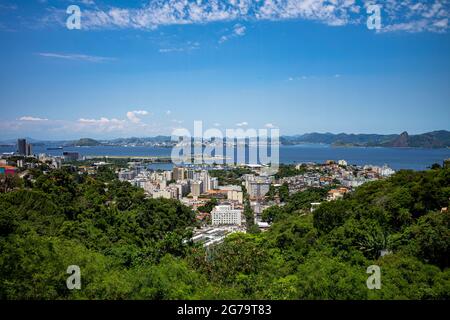 Graffiti-Wandmalereien säumen die Straßen und Hintergassen von Rio de Janeiro, insbesondere in den Vierteln Santa Teresa und Lapa. Stockfoto