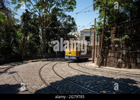 Alte gelbe Straßenbahn in Santa Teresa in Rio de Janeiro, Brasilien Stockfoto