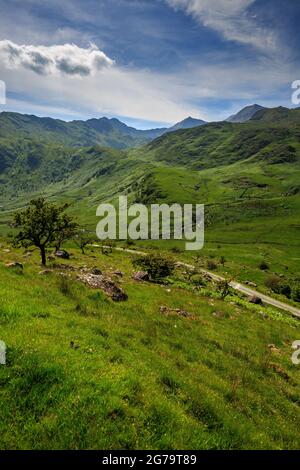 Blick nach Westen in Richtung Mount Snowdon vom Beginn des Llanberis Pass, Snowdonia, Nordwales Stockfoto