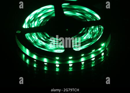 Green Light Roll Verwendung für die Dekoration. LED-Streifen mit grünem Licht leuchtet Stockfoto