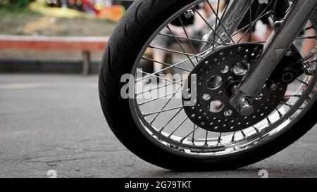 Nahaufnahme des Motorrades vor unscharfem Hintergrund. Rad auf Asphalt - Sommertag Stockfoto