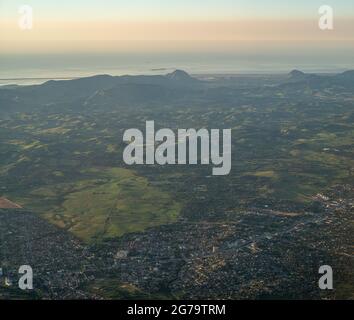 Hoch über Rio de Janeiro - Aufnahme aus dem Flugzeug in Richtung Galeao International Airport (Aeroporto Internacional Tom Jobim) Stockfoto