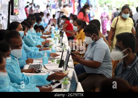 Colombo, Sri Lanka. Juli 2021. Medizinisches Personal verabreichte den ...