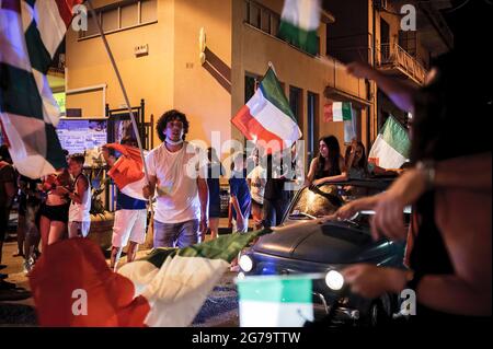 Tropea, Italien. Juli 2021. Jubelende italienische Fans feiern den Sieg, nachdem Italien England geschlagen hat, um die Fußball-Europameisterschaft 2020 in einem Finale zu gewinnen, das im Londoner Wembley-Stadion gespielt wird. Italien schlug England 3-2 in einem Elfmeterschießen nach einem Unentschieden von 1-1. (Foto von Valeria Ferraro/SOPA Images/Sipa USA) Quelle: SIPA USA/Alamy Live News Stockfoto